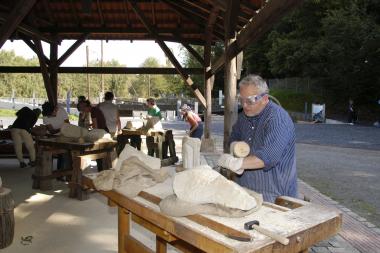 Unter dem Ringofen des LWL-Industriemuseums können Erwachsene eigene Skulpturen aus Sandstein meißeln. <br>Foto: LWL/Hudemann