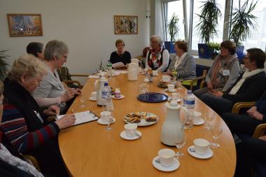 Im Verwaltungsgebäude der LWL-Maßregelvollzugsklinik Rheine begrüßt Dr. Martina Redeker die Frauen aus Dreierwalde mit Kaffee und Gebäck.<br>Foto: LWL/Hannig