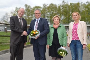 LWL-Maßregelvollzugsdezernent Tilmann Hollweg (links) und die therapeutische Leiterin der Klinik, Dr. Carola Spaniol (rechts), gratulieren dem neuen Vorsitzenden des Klinikbeirates Frank Tischner und seiner Stellvertreterin Rita Leifker.<br>Foto: LWL/Hannig