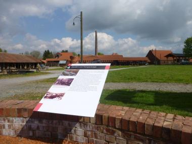 Infotafeln auf dem Gelände des LWL-Industriemuseums informieren über das Thema Ziegel und Umwelt. <br>Foto: LWL
