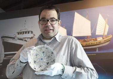 Museumsleiter Dr. Arnulf Siebeneicker mit einem Teller aus der chinesischen Dschunke ¿Tek Sing¿, die 1822 mitsamt ihrer Keramik-Ladung unterging. <br>Foto: LWL/Hudemann