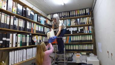 In Castrop-Rauxel sichten die LWL-Archivfachleute Katharina Tiemann und Anne Kremzow die Unterlagen des Westfälischen Landestheaters. <br>Foto: LWL
