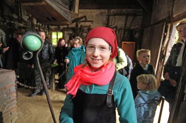 Kinder können im LWL-Freilichtmuseum Detmold Pflanzstäbe schmieden. <br>Foto: LWL/Jähne