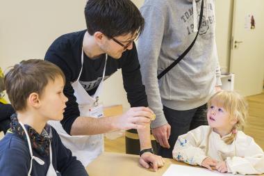 Für das Schattentheater werden eigene Figuren angefertigt. <br>Foto: LWL/Neander