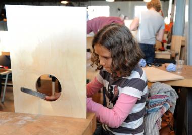  Feilen, sägen, schrauben: Cajon-Workshop auf der Zeche Zollern. <br>Foto: LWL/Appelhans