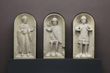 Diese drei Steinskulpturen sind die ältesten figürlichen Darstellungen in Westfalen und das Kunstwerk des Monats Mai im LWL-Museum für Kunst und Kultur. <br>Foto: LWL/Neander