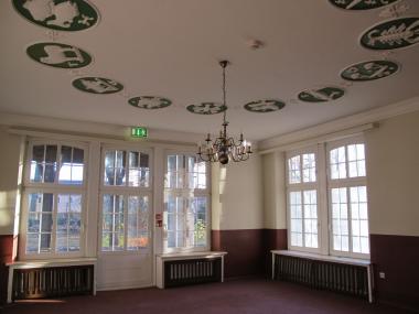 Blick in das Offizierskasino mit Sternzeichen an der Decke in der ehemaligen Luftnachrichtenkaserne. <br>Foto: LWL/Niemeyer
