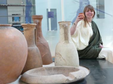 Cynthia begrüßt Besucherinnen und Besucher im LWL-Römermuseum und berichtet vom abwechslungsreichen Leben in einer römischen Taverne. <br>Foto: LWL/Runkel