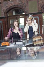 Mit Kopfhörer erkunden Besucher am Museumstag das Klangarchiv des Projektes "Work with Sounds". Dazu werden Objekte ausgestellt.<br>Foto: LWL/Hattingen