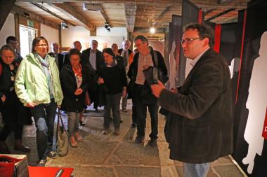 Ausstellungskurator Hauke-Hendrik Kutscher (rechts) gab den Workshop-Teilnehmern bei einem Rundgang Einblicke in die aktuelle Sonderausstellung ¿Geraubte Jahre. Alltag der Zwangsarbeit in Westfalen¿ im LWL-Freilichtmuseum Detmold. <br>Foto: LWl/Jähne