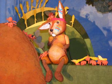 Der kleine Hase Winni als großer Häuptling Winnetou. <br>Foto: Lila Bühne