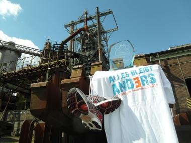Das ¿Ankommer-T-Shirt¿ und die Auszeichnung ¿EN-Krone¿ vor der Kulisse des Hochofens. <br>Foto: LWL 