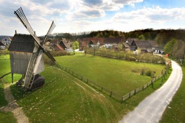 Die drei Mühlen im LWL-Freilichtmuseum Detmold stehen am Pfingstmontag im Mittelpunkt, so auch die Bockwindmühle am Rand des Paderborner Dorfes.<br>Foto: LWL/Jähne