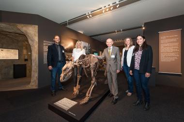 Das Ausstellungsteam freut sich zusammen mit der LWL-Kulturdezernentin Dr. Barbara Rüschoff-Thale (2.v.li.) über die gelungene Fertigstellung der neuen Sonderausstellung "Leben in der Dunkelheit". Dr. Jan Ole Kriegs, Dr. Barbara Rüschoff-Thale, Museumsdirektor Dr. Alfred Hendricks, Dr. Katharina Freyth-Weber, Andrea Florez Jurado (v.li.n.re.).<br>Foto: LWL/Steinweg