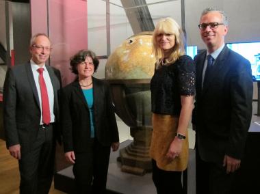 Geschichtsträchtiges Exponat: (v.l.) LWL-Direktor Matthias Löb, die wissenschaftliche Projektleiterin Dr. Helga Fabritius, LWL-Kulturdezernentin Dr. Barbara Rüschoff-Thale und Museumsdirektor Dr. Ingo Grabowsky mit dem Globus aus dem Münchner ¿Führerbau¿. Die Stelle, an der Deutschland eingezeichnet war, zeigt das Einstichloch eines Bajonetts, vermutlich von einem alliierten Soldaten. Der Globus ist eine Leihgabe der Bayerischen Staatsbibliothek München. <br>Foto: LWL/Tillmann