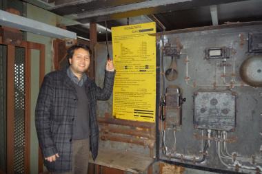 Konrad Gutkowski an der Signalanlage in der Schachthalle der Zeche Zollern in Dortmund. <br>Foto: LWL