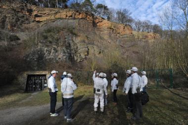 Bei der Hauerschicht erkunden die Teilnehmer auch den Steinbruch am Ausgang des Bergwerks. Hier gibt es ein echtes Steinkohleflöz zu sehen. <br>Foto: LWL/Appelhans