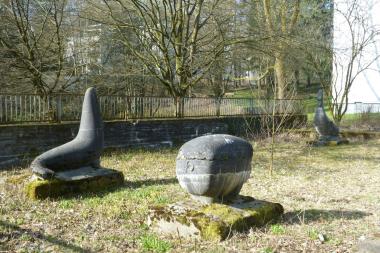 Der LWL hat den ehemaligen Spielplatz in der Siegener Siedlung ¿Vorderes Wenscht¿, hier der frühere Sandspielbereich mit Tierfiguren von Ruth Fay, als Denkmal des Monats ausgezeichnet.<br>Foto: Stadt Siegen/Balzer