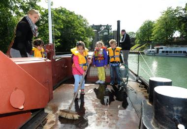 Das Deck schrubben wie ein Schiffsjunge ¿ das macht nicht nur Spaß, sondern ist auch ein Anlass, den Wortschatz zu erweitern.  <br>Foto: LWL/Appelhans