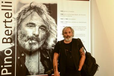 Pino Bertelli - hier bei der Eröffnung seiner Ausstellung in Hattingen - wirkte selbst beim Film "Accattone" mit. <br>Foto: LWL
