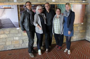 Der Fotograf Harald Morsch mit dem Team der Paderborner Fototage: Markus Runte, Sigrid Urban, Harald Morsch, Carmen Behrens, Kristina Stog. <br>Foto: LWL/Mateja