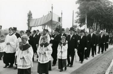 Fronleichnamsprozession 1969 in Münster-Wolbeck: Unter dem ¿Himmel¿ trägt der Priester die Monstranz.<br>Foto: LWL-Archiv
