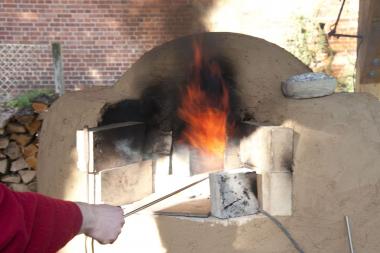 Am zweiten Juni-Wochenende lodert im Perlenofen der Glashütte Gernheim das Feuer. <br>Foto: LWL/Hudemann
