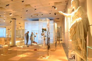 Der Rundgang für blinde und sehbehinderte Menschen führt durch die Dauerausstellung des LWL-Museums für Archäologie. <br>Foto: LWL/Burgemeister