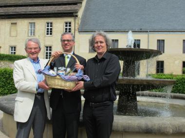 Picknick-Konzert: Die Dalheimer Festivalmacher, Intendatenduo Dr. Wolfgang Kühnhold (l.) und Arno Paduch (r.) mit Museumsdirektor Dr. Ingo Grabowsky (Mitte) wagt sich an neue Veranstaltungsformate. Die Konzertreihe startet in diesem Jahr mit einem Picknick-Konzert.<br>Foto: LWL/Tillmann