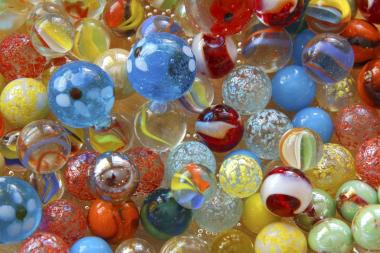 Mit bunten Glasmurmeln gestalten Kinder Windspiele für den Garten. <br>Foto: LWL