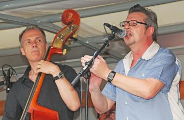Bluesgröße Dieter Kropp (rechts) und Martin Wichmann von der Hamburger Band ¿8 to the Bar¿ spielen bei der Tankstellenparty im LWL-Freilichtmuseum Detmold handgemachte Musik.<br>Foto: LWL/Jähne