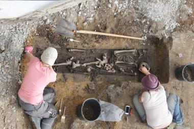 Die Archäologen bei der Untersuchung von einem der vielen Skelette.<br>Foto: LWL/Archaeonet 