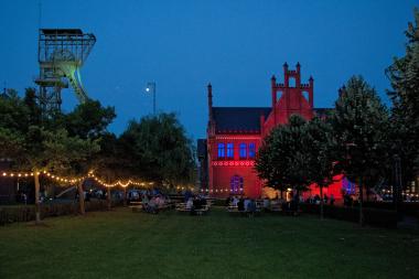 Pause vor eindrucksvoller Kulisse: Extraschicht auf der Zeche Zollern.<br>Foto: LWL/Hudemann
