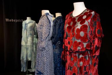 Alles andere als bieder: Neue Materialien und Techniken, spannende Schnitte und Farben zeichnen viele Kleider rund um die 1930er Jahre aus. <br>Foto: LWL/Hudemann