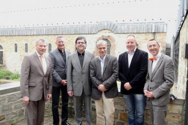 Dietrich Honervogt (1. stv. Bürgermeister der Stadt Paderborn), Domprobst Joachim Göbel, Michael Pavlicic (1. Stv. Vorsitzender der LWL-Landschaftsversammlung), Dr. Martin Kroker (Leiter des Museums in der Kaiserpfalz) und Prof. Dr. Michael M. Rind (Direktor der LWL-Archäolgie für Westfalen) (v.l.n.r.) verabschieden Dr. Sven Spiong (2. Von rechts).<br>Foto: LWL/Verweyen
