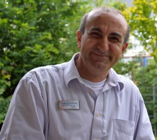 Dogan Kaya-Heinlein, therapeutischer Leiter der Station, nahm die Ehemaligen noch einmal unter seine Fittiche. <br>Foto:LWL/Kaya-Heinlein