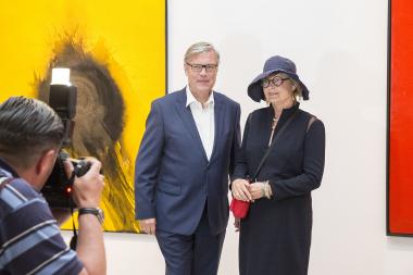 Dr. Hermann Arnhold und Elizabeth Goldring-Piene in der neuen Piene-Ausstellung im LWL-Museum für Kunst und Kultur.<br>Foto: LWL/Hanna Neander