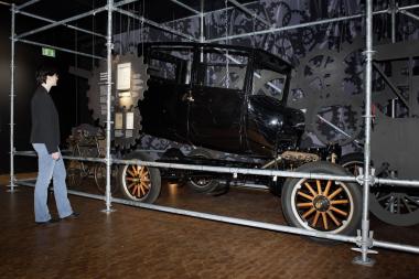 Das Ford-T-Modell in der Ausstellung ¿Durch Nacht zum Licht?¿ steht für die Einführung der Fließbandarbeit.<br>Foto: LWL/Holtappels