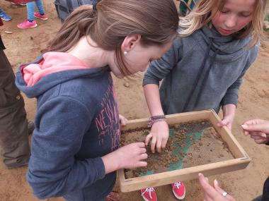Klasse 5e der Alexander-Lebenstein-Realschule in Haltern am See bei der Siebaktion am 24.6.<br>Foto: LWL-Römermuseum/Swidersk