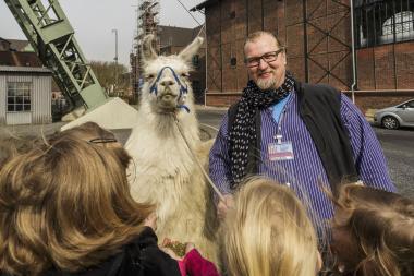 Museumspädagoge Klaus Senkel erwartet wieder Lamas als ¿tierische Kumpels¿ beim Ferienprogramm auf Zeche Zollern.<br>Foto: LWL/Barz