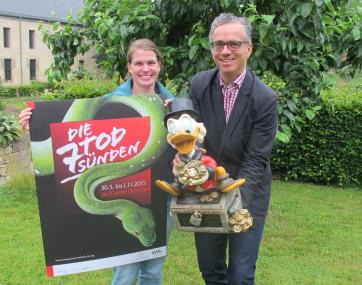 Bloß kein Geiz: Zum Leidwesen von Dagobert Duck freuen sich Museumsdirektor Dr. Ingo Grabowsky und die stellvertretende Projektleiterin Stefanie Wittenborg, Besucherinnen und Besuchern eine Woche freien Eintritt in die Sonderausstellung ¿Die 7 Todsünden¿ gewähren zu können.<br>Foto: LWL/Maria Tillmann