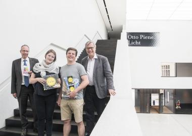 Matthias Löb (links) und Dr. Hermann Arnhold (rechts) begrüßten die 250.000 Besucher Luise von Grebe und Volker Kurzweg.<br>Foto: LWL/Neander