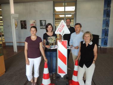 Das Projektteam des LWL-Römermuseums präsentiert stolz die Mitmach-Ausstellung "Hier baut Rom!": Carina Busse, Sarah Swiderski, Tobias Runkel, Dr. Rudolf Aßkamp (Museumsleiter), Renate Wiechers (Museumspädagogin) (v.l.n.r.).<br>Foto: LWL/Verweyen
