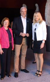 NRW-Wirtschaftsminister Garrelt Duin wurde von LWL-Kulturdezernentin Dr. Barbara Rüschoff-Thale (r.) und Bürgermeisterin Wendela-Beate Vilhjalmsson im LWL-Museum begrüßt.<br>Foto: LWL/Miklis