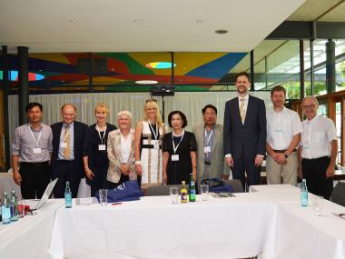Treffen der Beteiligten des Vietnam-Projektes: Projektmitarbeiter, PD Dr. Michael Tellenbach, Dr. Susanne Wichert, Prof. Dr. Friederike Fless, Dr. Barbara Rüschoff-Thale, Dr. Dang Thi Bich Lien, Projektmitarbeiter, Dr. Jens Beutmann, Dr. Stefan Leenen, Dr. Andreas Reinecke (v.l.n.r.). <br>Foto: LWL