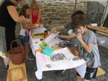 Bei der Naturwerkstatt entstehen aus Altpapier und Blüten aus der Natur kleine Kunstwerke. <br>Foto: LWL/Birgit Ehses