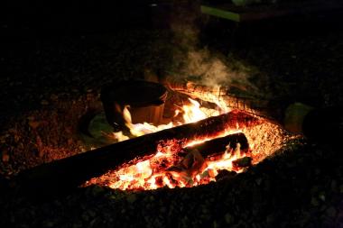 Am Lagerfeuer können Interessierte mit einem Schäfer über das Thema Wanderarbeit diskutieren.<br>Foto: LWL/Marx