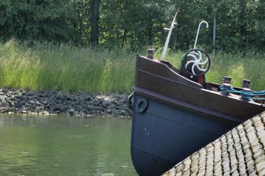 Kanal und Schiffe ¿ eine schöne Kulisse für den Grillabend am Oberwasser des Schiffshebewerks.<br>Foto: LWL/Hudemann