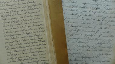 Sütterlin (l., Bestand LWL 660) sollte einfacher zu schreiben und zu lesen sein als die deutsche Kurrentschrift (r., Bestand Nordkirchen A 3780). <br>Foto: LWL