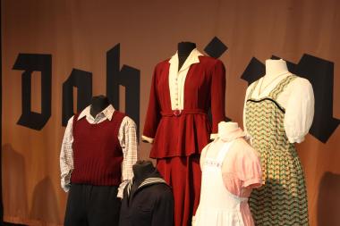 Kleidung aus dem Alltag der 1930er/40er Jahre. Insgesamt über 100 originale Stücke aus unterschiedlichen Lebensbereichen präsentiert die Ausstellung. <br>Foto: LWL/Betz  